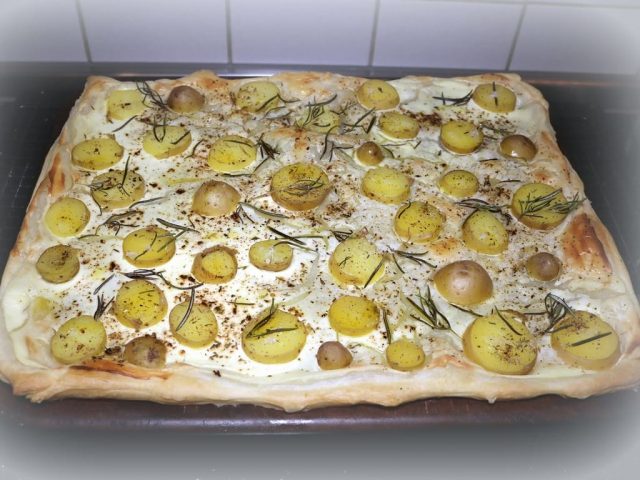 Kartoffelpizza / Kartoffelflammkuchen mit Rosmarin und Meersalz
