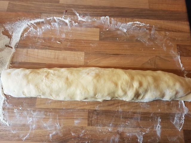Himmbeer - Frischkäse - Roll in der großen Ofenhexe