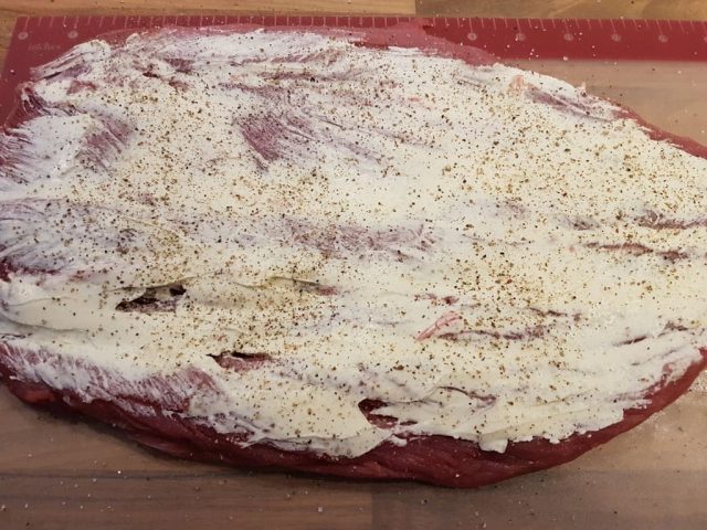 Gefülltes Schweinefilet mit Frischkäse, Röstzwiebeln und Rucola aus der rechteckige Ofenhexe®