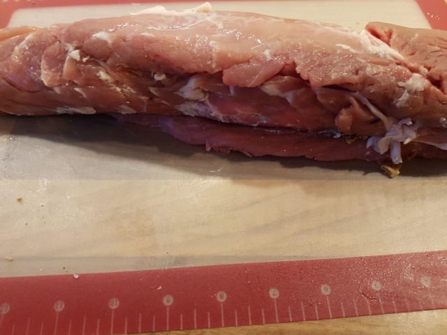 Gefülltes Schweinefilet mit Frischkäse, Röstzwiebeln und Rucola aus der rechteckige Ofenhexe®