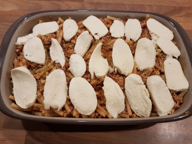 Maccaroniauflauf mit Mozzarella Häubchen in der großen Ofenhexe