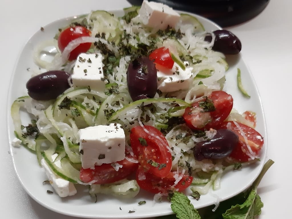 Griechischer Low-Carb Salat mit Gemüsenudeln