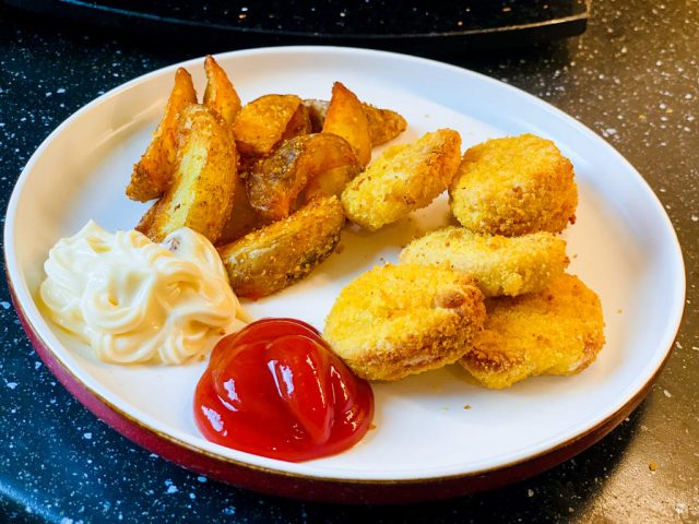 Chicken Nuggets mit Kartoffelspalten - Aus dem Air Fryer
