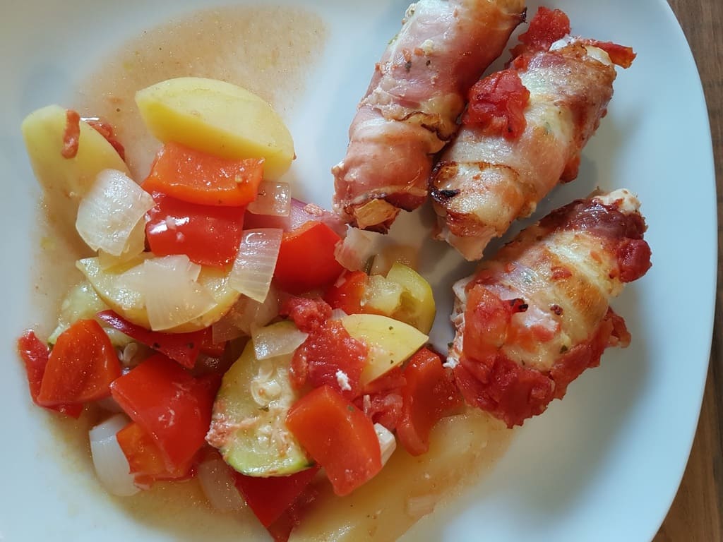 Eingewickeltes Hähnchenfilet mit mediteranten Frischkäse auf gemischten Ratatouille Gemüse