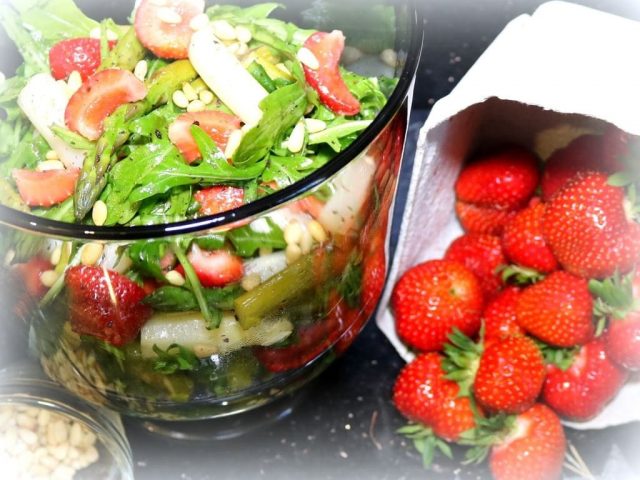 Frischer Spargel - Erdbeere - Salat