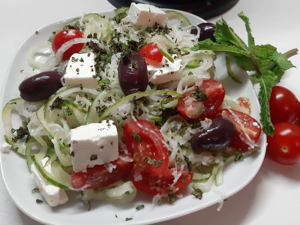 Griechischer Low-Carb Salat mit Gemüsenudeln