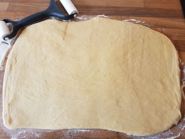Himmbeer - Frischkäse - Roll in der großen Ofenhexe